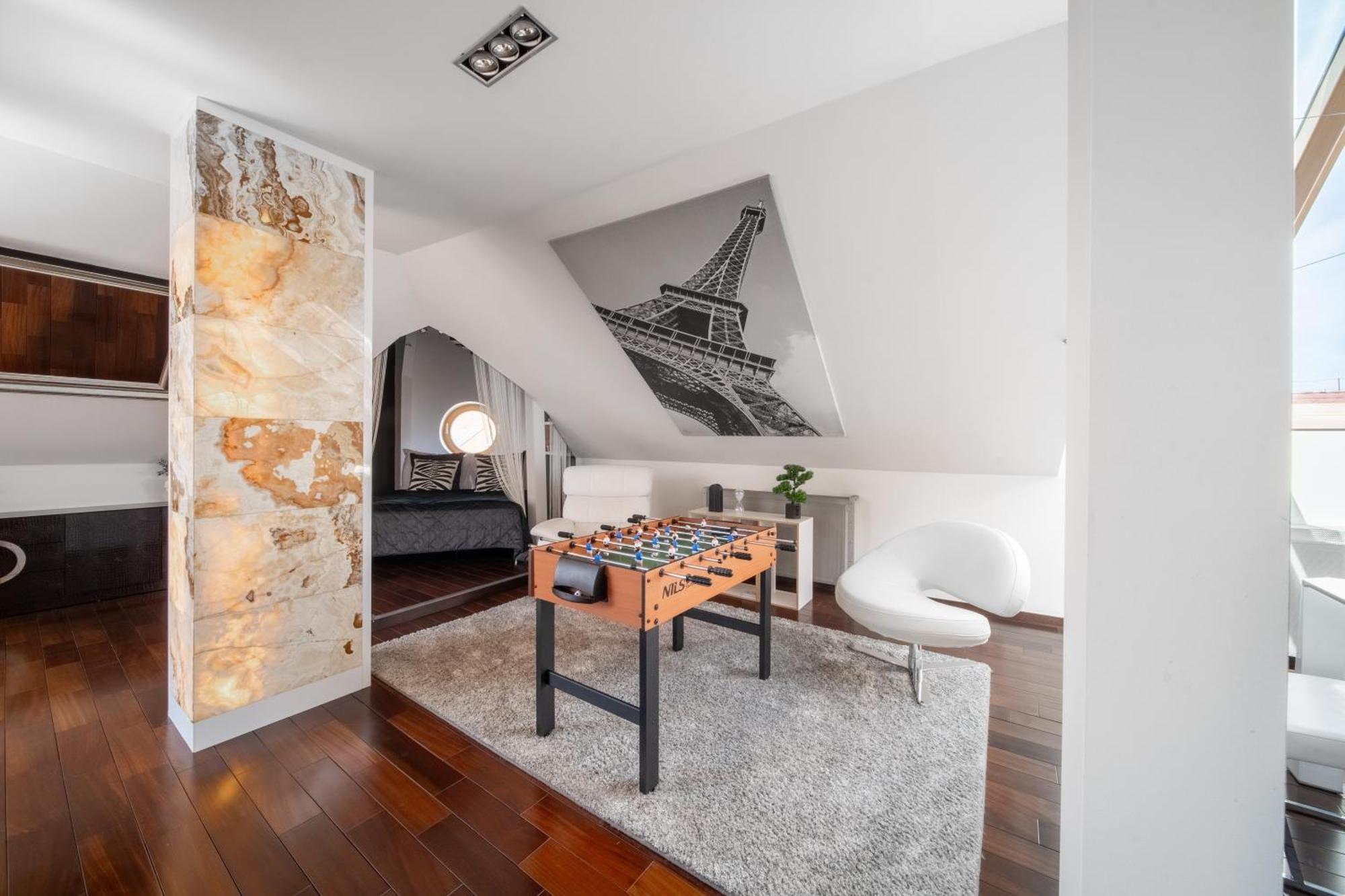 View Luxury With Foosball & Xbox - In Centre